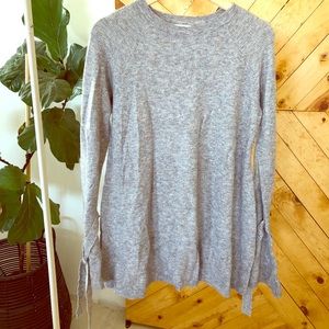 Cute maternity sweater with ties at the wrist